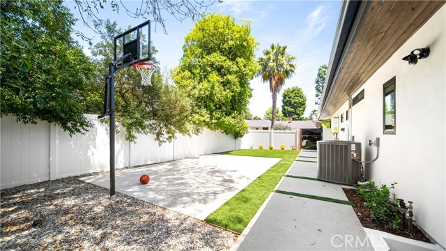 Detail Gallery Image 31 of 54 For 18823 La Amistad, Tarzana,  CA 91356 - 4 Beds | 4/1 Baths