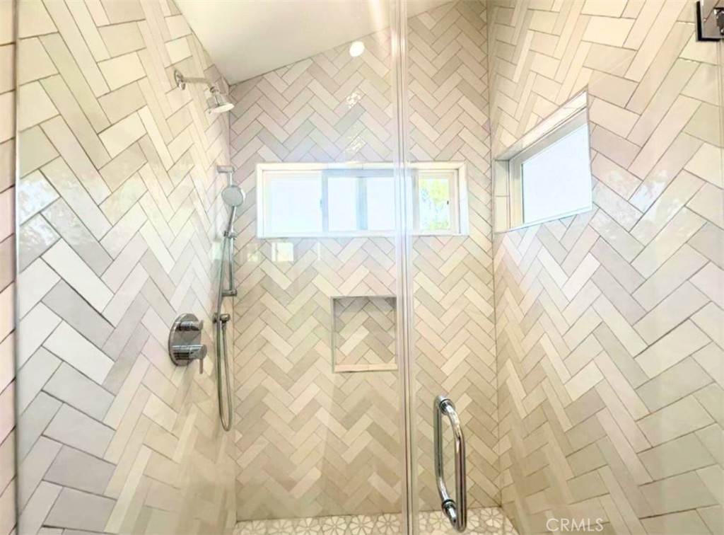 https://media.crmls.org/medias/6e652754-931e-464e-a1d6-96e4a8dcbf1a.jpg?preset=X-Large