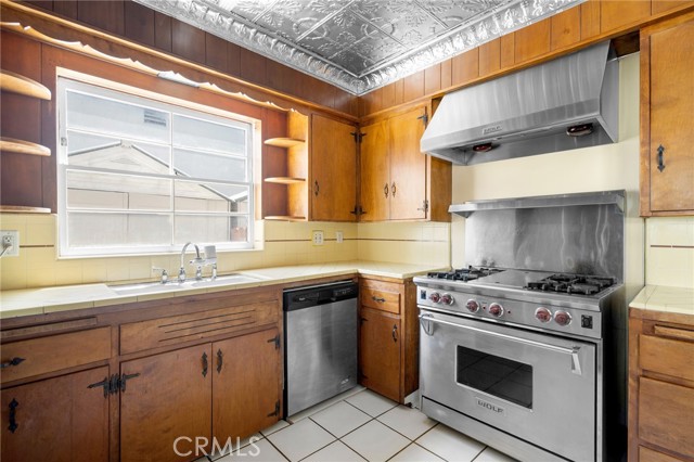 13617 Bassett Street, Valley Glen CA: https://media.crmls.org/medias/6e672f16-537c-48da-8df4-8dbfc481b0ec.jpg