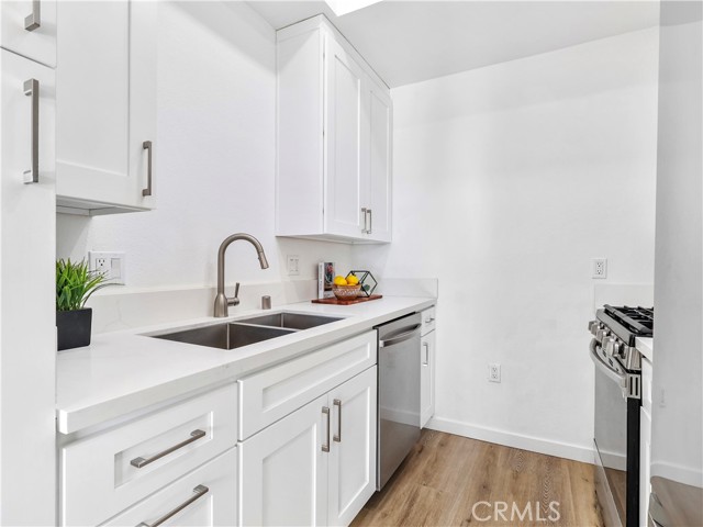 Detail Gallery Image 16 of 45 For 7320 Balboa Bld, Lake Balboa,  CA 91406 - 2 Beds | 2 Baths