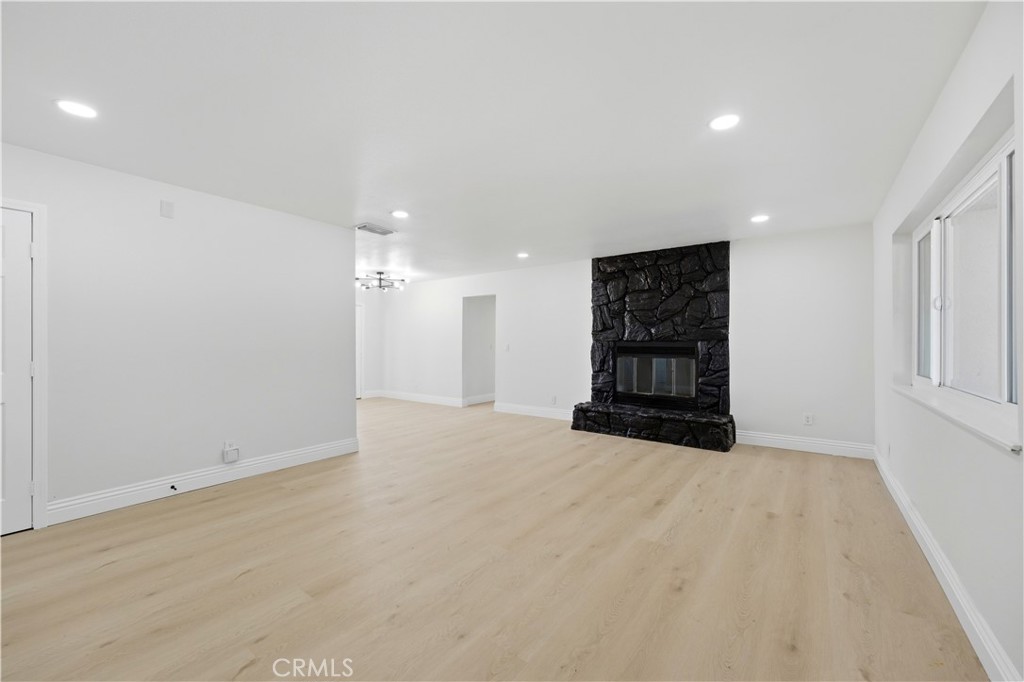 https://media.crmls.org/medias/6e6b71b1-8cfa-4af5-9742-be1fb2a83a79.jpg?preset=X-Large