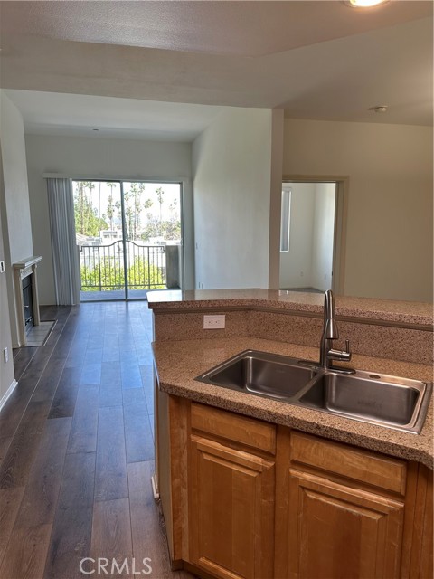 Detail Gallery Image 6 of 23 For 7551 Jordan #408,  Canoga Park,  CA 91303 - 3 Beds | 3 Baths