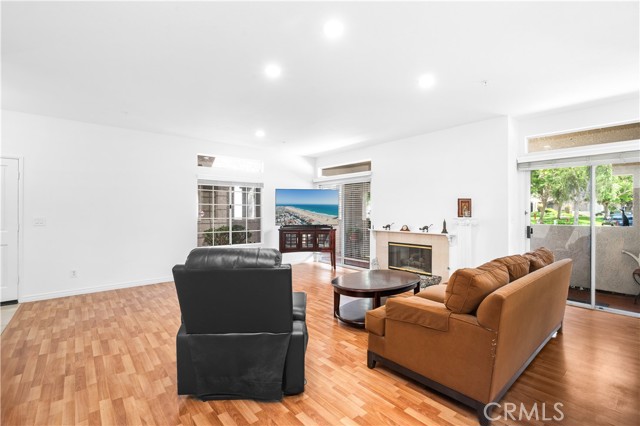 Detail Gallery Image 4 of 59 For 4591 Warner Ave #101,  Huntington Beach,  CA 92649 - 3 Beds | 2 Baths