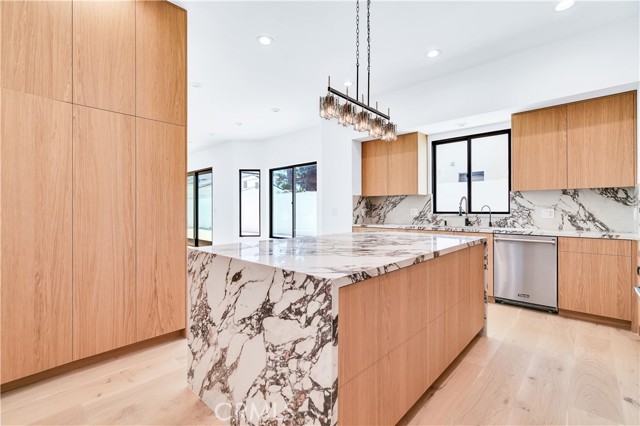 Detail Gallery Image 16 of 57 For 13838 Milbank St, Sherman Oaks,  CA 91423 - 4 Beds | 4 Baths