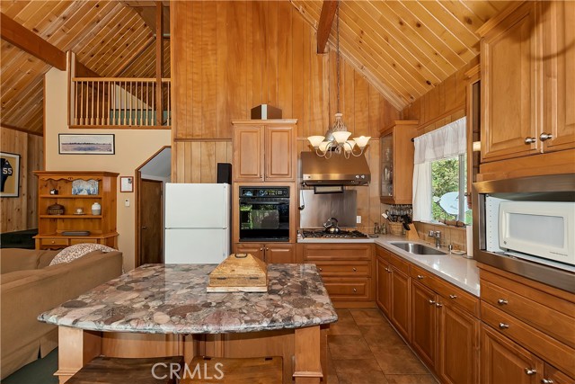 Detail Gallery Image 11 of 27 For 1068 Oak Ln, Lake Arrowhead,  CA 92326 - 3 Beds | 1/1 Baths