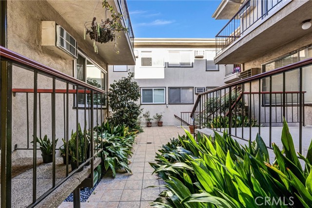 Detail Gallery Image 6 of 38 For 1730 Camden Ave #208,  Los Angeles,  CA 90025 - 2 Beds | 2 Baths