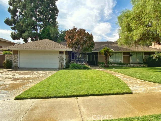 567 Armsley Ontario, California Beautiful custom home in the very desirable Armsley Square neighborhood. When you walk into this home you'll be amazed at the park-like view you get from the front living room....so inviting....plenty of room to add a large swimming pool and still have lots of play room.
Kitchen has all been remodeled...open concept...you can be cooking and still be part of the action in the family room. 2 fireplaces....lots of cabinets and storage space...perfect for a growing family. Wood flooring throughout the home....freshly painted....ready for you to move into!!
Please call listing agent for an appointment. Seller is related to listing agent.
NOTE: OPEN HOUSE SATURDAY OCTOBER 17TH 11AM-3PM .... AND SUNDAY 1PM-4PM....SCHEDULE YOUR APPT...APPTS WILL BE HELD EVERY 10 MINUTES.