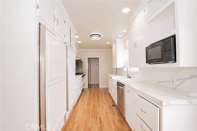 Detail Gallery Image 4 of 19 For 1212 Louise St, Santa Ana,  CA 92703 - 4 Beds | 3 Baths