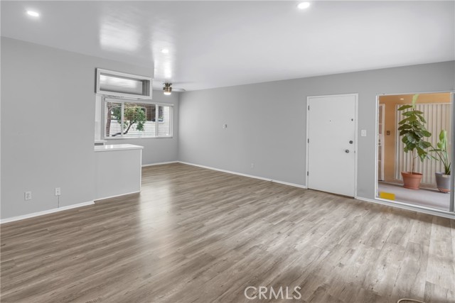 2033 E. 3rd St., Long Beach CA: https://media.crmls.org/medias/6e82e28d-26c6-43a9-980d-490eb7c3a5ef.jpg