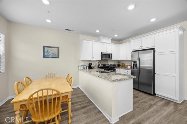 Detail Gallery Image 8 of 27 For 22886 Concord, Saugus,  CA 91350 - 2 Beds | 2/1 Baths