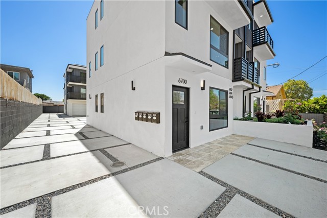 6704 1/2 Kester Avenue, Van Nuys CA: https://media.crmls.org/medias/6e8d599a-53d3-46ca-9b27-df34f67cafaa.jpg