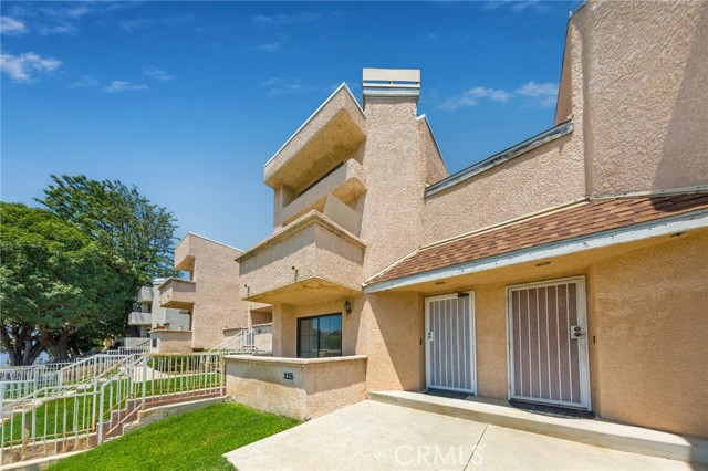 Detail Gallery Image 1 of 11 For 15035 Nordhoff St #115,  North Hills,  CA 91343 - 2 Beds | 3 Baths