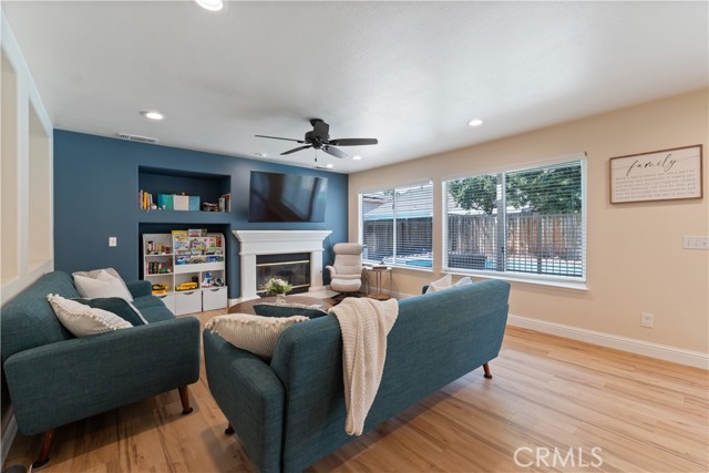 Detail Gallery Image 12 of 37 For 2290 Warwick Ave, Fresno,  CA 93720 - 4 Beds | 3 Baths