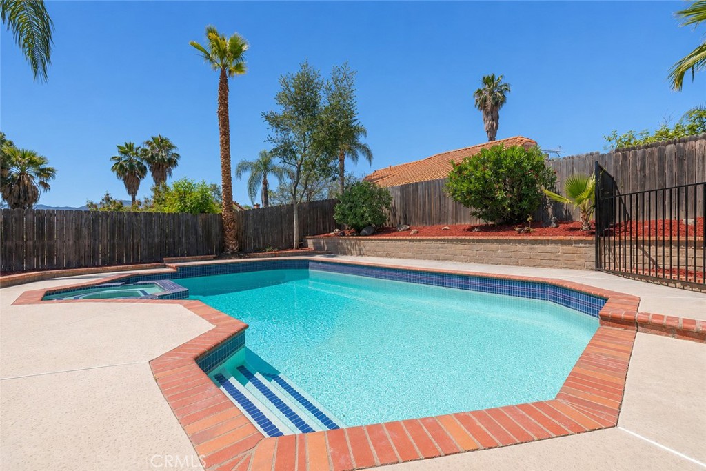 https://media.crmls.org/medias/6e9b2386-3ffc-463f-b8a6-0e105e5c8eab.jpg?preset=X-Large