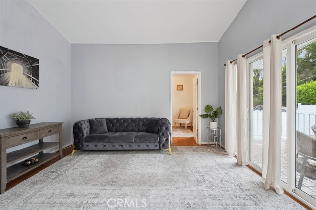 5254 Don Pio Drive, Woodland Hills CA: https://media.crmls.org/medias/6e9df2a4-61e0-4c2e-9fda-39b7f0831bc9.jpg