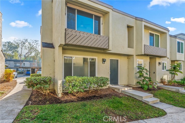 Detail Gallery Image 2 of 25 For 5825 E Creekside Ave #10,  Orange,  CA 92869 - 3 Beds | 1/1 Baths