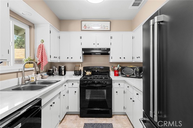 Detail Gallery Image 4 of 50 For 102 Centennial Ave, Chico,  CA 95928 - 2 Beds | 2 Baths