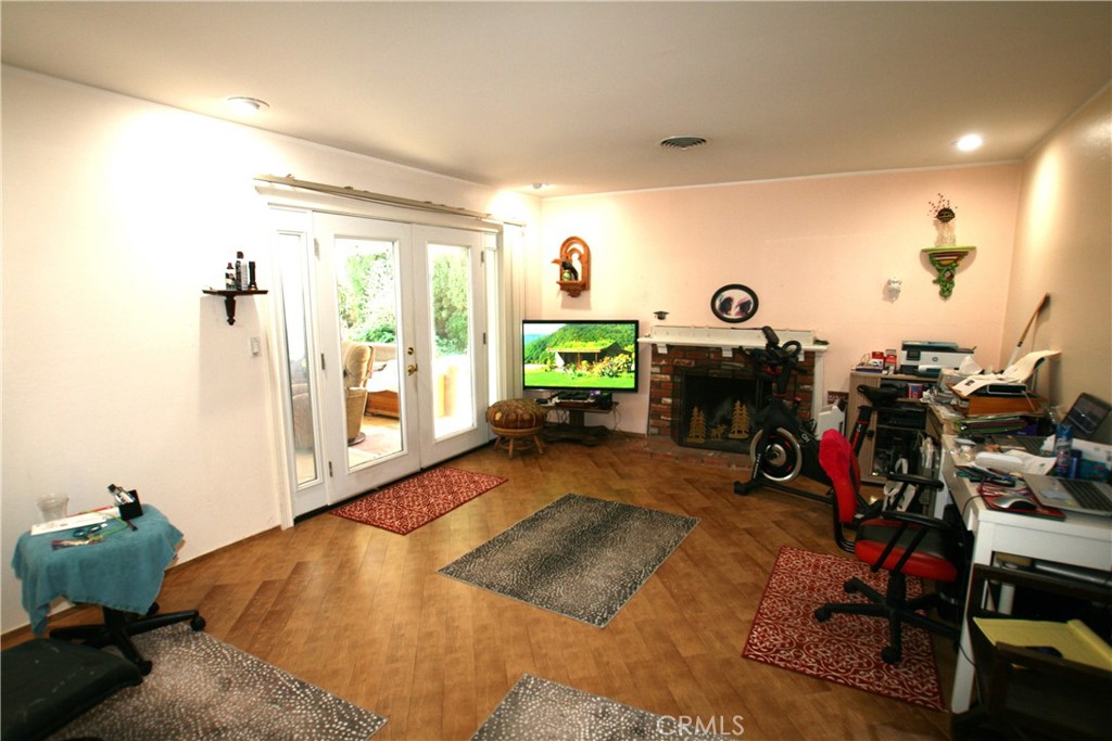 https://media.crmls.org/medias/6ea463e9-a500-4639-be8d-6392d75981e9.jpg?preset=X-Large
