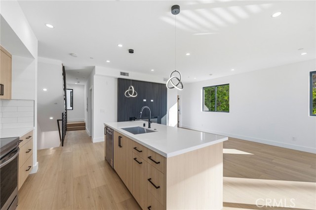 Detail Gallery Image 5 of 19 For 13602 Burbank Bld, Sherman Oaks,  CA 91401 - 4 Beds | 4/1 Baths