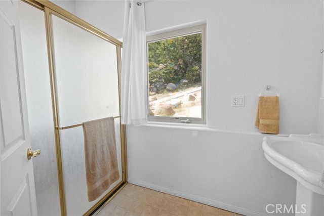 38512 North Shore Drive, Fawnskin CA: https://media.crmls.org/medias/6ea778b9-e9ad-4f5b-a058-9a8a763f5121.jpg