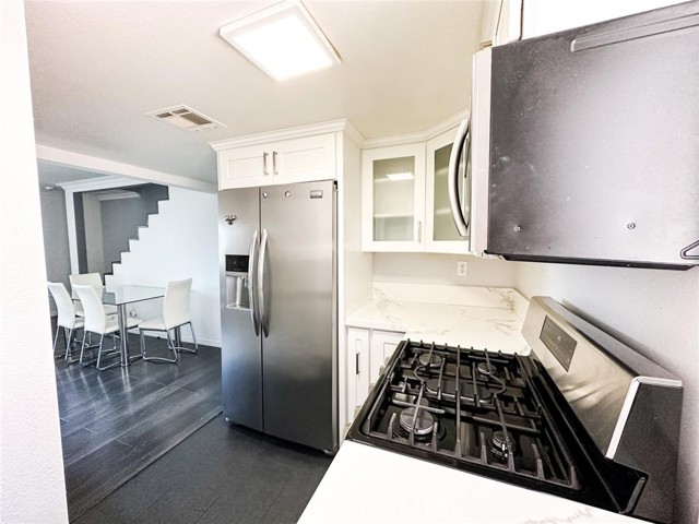 6438 Hazeltine Avenue, 2 photo 6