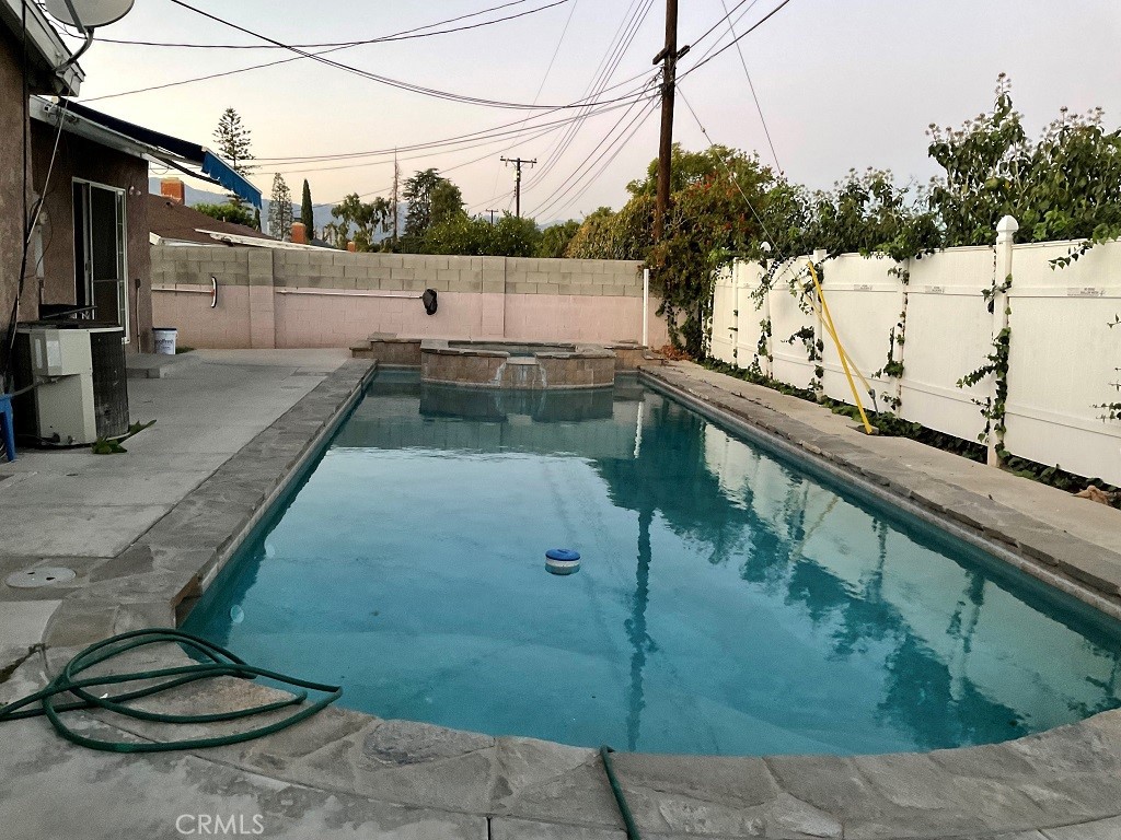 https://media.crmls.org/medias/6ea829aa-5e63-4919-8f8a-8b71a6905f3c.jpg?preset=X-Large