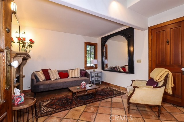 Detail Gallery Image 7 of 36 For 9860 Yoakum Dr, Beverly Hills,  CA 90210 - 1 Beds | 2 Baths