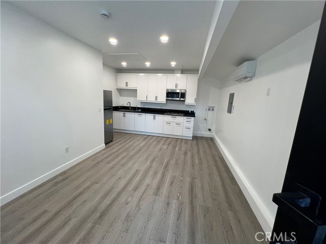 Detail Gallery Image 4 of 10 For 19849 Gresham St, Northridge,  CA 91324 - 1 Beds | 1 Baths