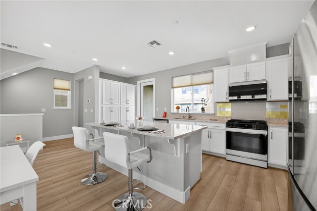 Detail Gallery Image 14 of 67 For 1303 Antonella, Hayward,  CA 94541 - 3 Beds | 3/1 Baths