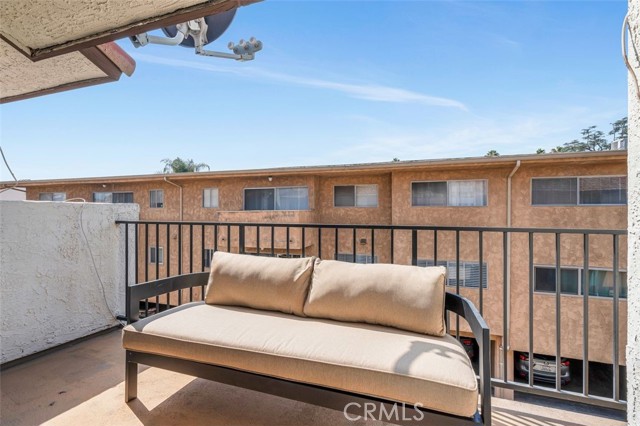 106 S Sierra Madre Boulevard, Pasadena CA: https://media.crmls.org/medias/6eb23f11-ae35-41c0-8db9-6eb72796d118.jpg