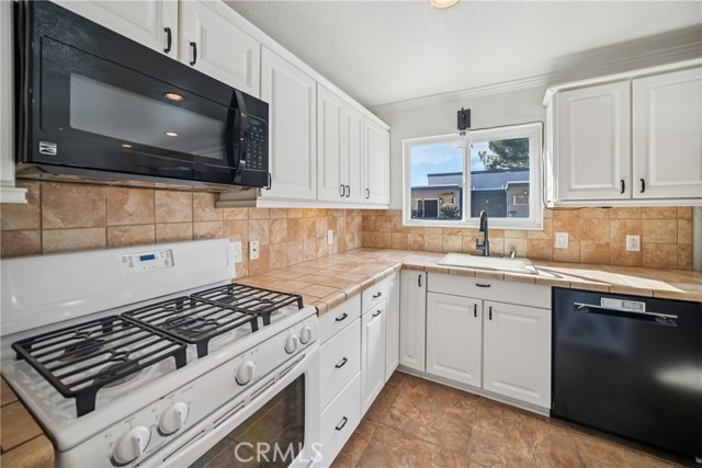 Detail Gallery Image 11 of 27 For 19545 Sherman Way, Reseda,  CA 91335 - 3 Beds | 1/1 Baths