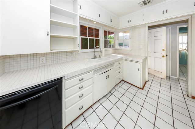 14525 Weddington Street photo 6