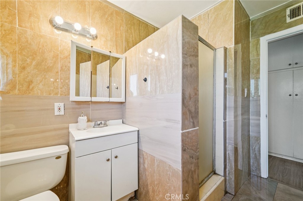 https://media.crmls.org/medias/6eb5bb50-c970-4567-95e7-b53960b2e77f.jpg?preset=X-Large