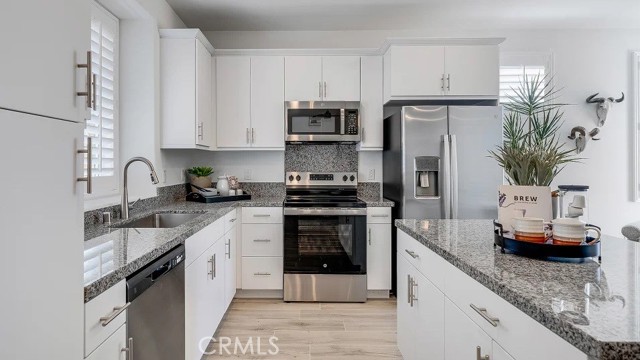 Detail Gallery Image 2 of 20 For 1303 Galaxy Way, Rialto,  CA 92376 - 3 Beds | 2/1 Baths