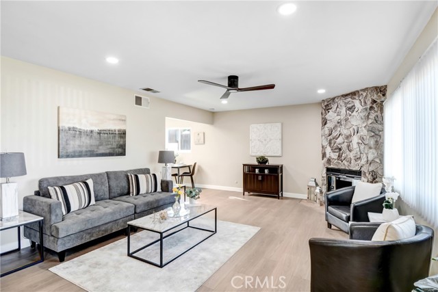 Detail Gallery Image 4 of 23 For 946 W Kendall, Corona,  CA 92882 - 3 Beds | 2 Baths