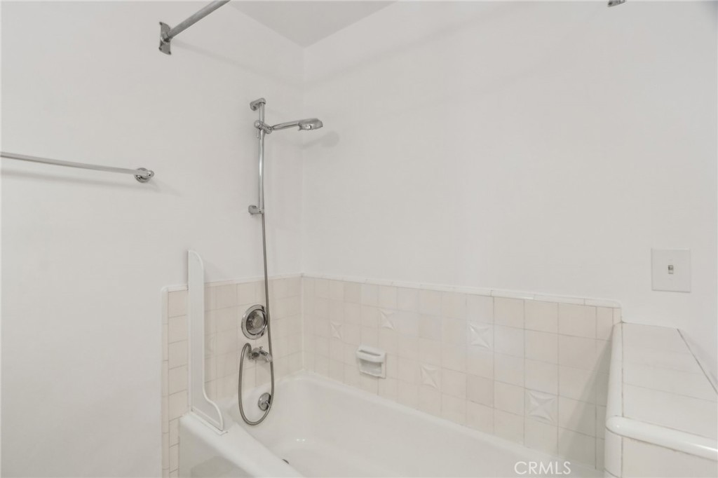 https://media.crmls.org/medias/6ebbce40-73ad-4fb6-85d3-03776917fefc.jpg?preset=X-Large