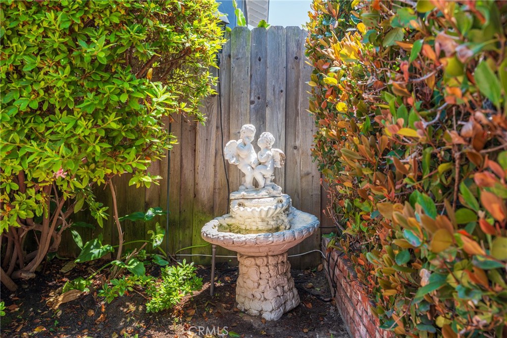 https://media.crmls.org/medias/6ebdfff7-81f0-4105-9886-3e153bef4151.jpg?preset=X-Large