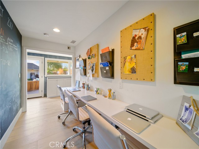 Detail Gallery Image 23 of 28 For 2000 Marlin Way, Newport Beach,  CA 92660 - 4 Beds | 3/1 Baths