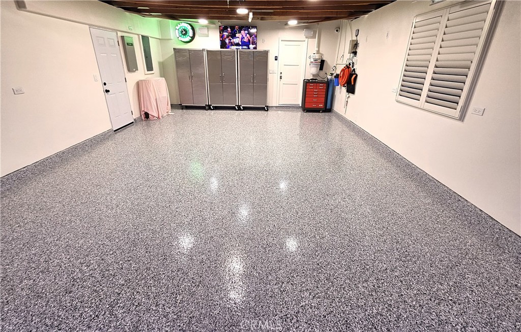 https://media.crmls.org/medias/6ec340d5-5610-48a7-8434-dce9ba941645.jpg?preset=X-Large