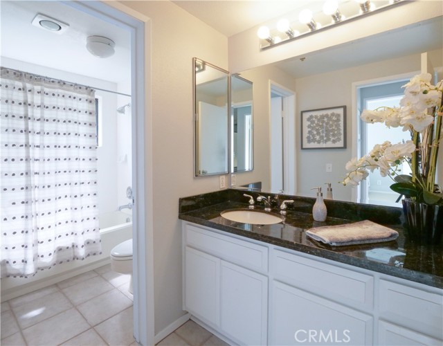 Guest Bathroom with Tub/Shower