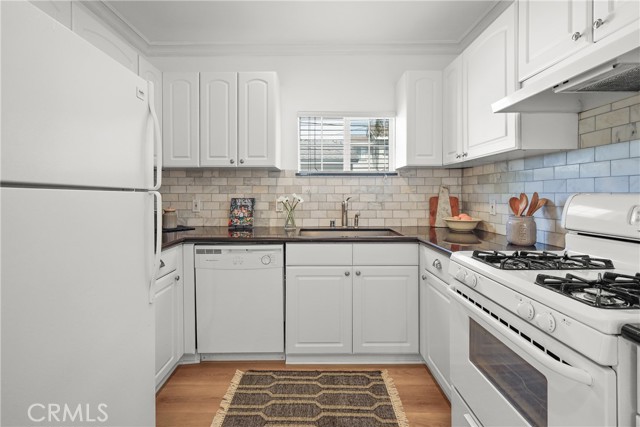 2482 New York Drive, Altadena CA: https://media.crmls.org/medias/6eccf0fd-aab3-4ccd-97a2-7030626a161e.jpg