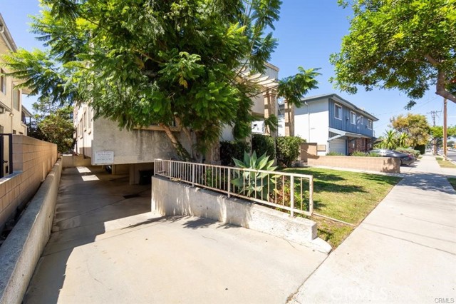 Detail Gallery Image 2 of 2 For 12115 York Ave #2,  Hawthorne,  CA 90250 - 3 Beds | 3 Baths