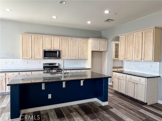 Detail Gallery Image 22 of 56 For 15527 Avanti Dr, Bakersfield,  CA 93314 - 4 Beds | 3/1 Baths