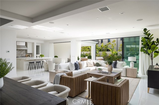 Detail Gallery Image 13 of 52 For 104 Interstellar, Irvine,  CA 92618 - 5 Beds | 5/1 Baths