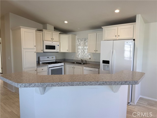 Detail Gallery Image 5 of 26 For 4400 W Florida #215,  Hemet,  CA 92545 - 2 Beds | 2 Baths