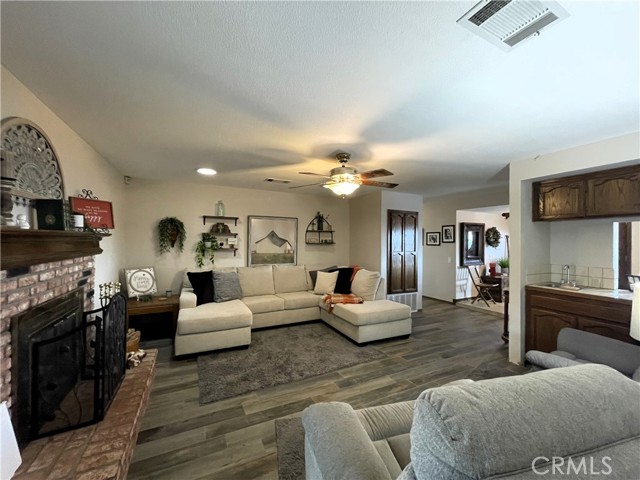Detail Gallery Image 8 of 56 For 18428 Siskiyou Rd, Apple Valley,  CA 92307 - 3 Beds | 2 Baths