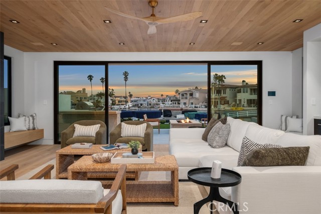 20 Balboa Coves, Newport Beach CA: https://media.crmls.org/medias/6ed9b064-6f35-4d45-b615-cfbd6281dd59.jpg