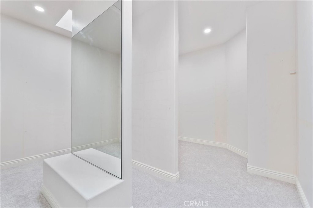 https://media.crmls.org/medias/6edca2c2-7041-46f0-88e9-42766404c29c.jpg?preset=X-Large