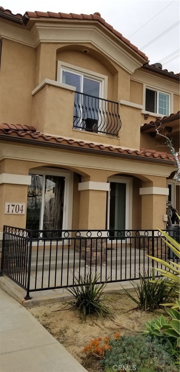 Detail Gallery Image 3 of 39 For 1704 Ruxton Ln #C,  Redondo Beach,  CA 90278 - 3 Beds | 2/1 Baths