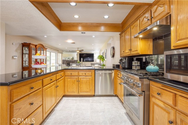 Detail Gallery Image 11 of 41 For 12142 Gerald Ave, Granada Hills,  CA 91344 - 4 Beds | 3 Baths